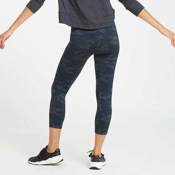 (NWT) SPANX Women’s Lamn Seamless Cropped Leggings in Black Camo, Size: Small - Picture 4 of 9